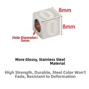 Nahaufnahme einer 8x8mm Edelstahl-Viereckperle mit 5mm Loch und gravierter Nummer 0
