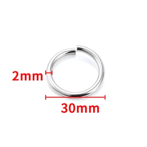 Detalle de anilla abierta de acero inoxidable de 30mm con grosor de 2mm para bisutería