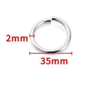 Detalle de anilla abierta de acero de 35mm y 2mm de grosor para creación de joyería DIY