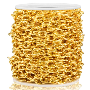 Goldene gedrehte Gliederkette auf weißer Spule für DIY-Schmuck und Halskettenbasteln