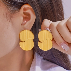 Minimalistische 18k goudkleurige druppeloorbellen met onregelmatig gelaagd metaalontwerp