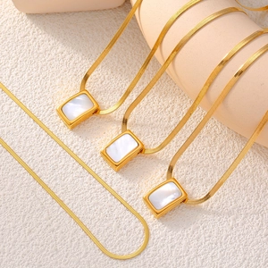 Collana con pendente quadrato in madreperla placcata oro 18k e catena a serpente liscia