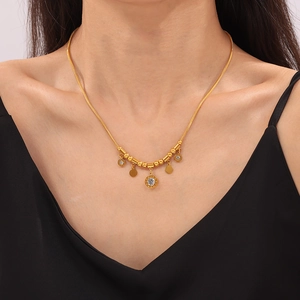 Collier en acier titane doré avec cadran à chiffres romains et breloques en zircon