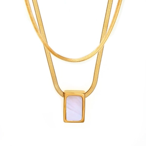 Collana a doppio strato in maglia serpente dorata con pendente quadrato in madreperla