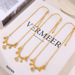 Collier bohème doré en chaîne serpent avec pendentif chiffres romains et zircons