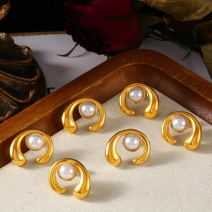 Lot de 6 boucles d'oreilles en C plaqué or 18k en acier titane avec perles blanches