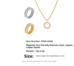 Dettaglio del set gioielli vintage con collana a catena d'oro e anelli con perle doppie