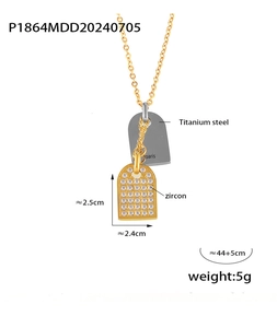 Detalle de collar con colgante doble, placa grabada de París y piedras de circonita