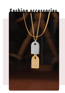 Detalle macro de collares en capas de oro 18k con colgante de circón y cadena de serpiente