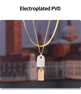 Detalle de collar multicapa chapado en PVD con colgante de circón sobre fondo de ciudad