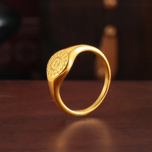 Anello a sigillo con sole inciso in acciaio inossidabile placcato oro 18k per donna e uomo