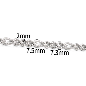 Macro detail van zilveren roestvrijstalen schakelketting met 2mm dikte en afmetingen
