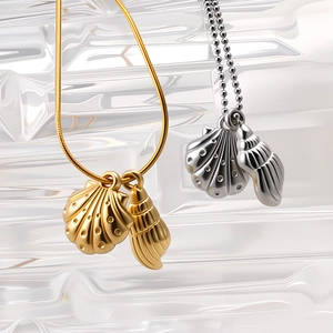 Colliers océan avec pendentifs coquillage et conque en finitions or et argent poli