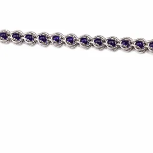 Makroaufnahme einer 10mm Edelstahlkette mit lila Perlen und metallischem Glanz