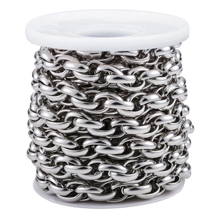 Detail van gepolijste roestvrijstalen ovale ketting op witte spoel voor DIY sieraden maken