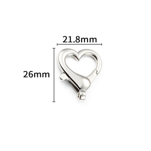 Détail du fermoir mousqueton argenté en forme de cœur avec dimensions 26mm sur 21,8mm