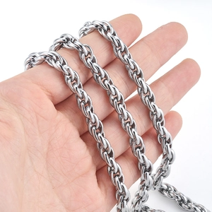 Hand hält hochwertige polierte Edelstahl-Gliederkette für DIY-Schmuckzubehör