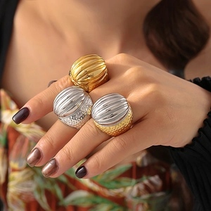 Vintage oval rings with vertical ridges and hammered texture in PVD 18k gold plating