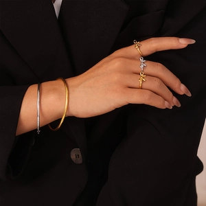 Set gioielli con anelli a fiocco e bracciali rigidi in acciaio placcato oro 18K e argento