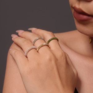 Bagues chic empilables en acier doré PVD avec zircons colorés et micro perles