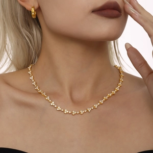 Conjunto de collar y pendientes de aro en oro de 18k con brillantes cristales de circón