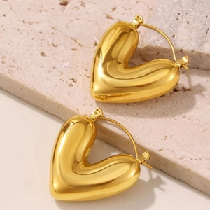 Boucles d'oreilles cœur bombé en acier plaqué or 18K sur un support en pierre naturelle