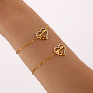 Bracelet coeur doré avec gravure MAMMA et zircons porté au poignet