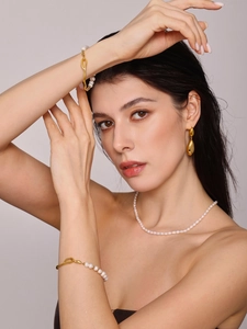 Elegante set di gioielli con perle barocche placcate in oro con collana, bracciali e orecchini