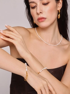 Dettaglio di un set di gioielli con perle d'acqua dolce barocche con collana, bracciale e orecchini