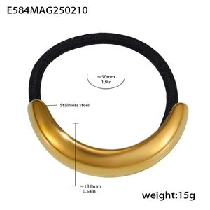 Détail de l'élément en acier inoxydable poli miroir sur un chouchou élastique noir