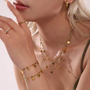 Parure bijoux dorée avec collier double épaisseur, bracelet, bague et créoles cœur