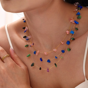 Collana a tre strati in oro con pietre colorate per un look estivo e bohémien