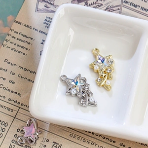 Vista macro di ciondoli a stella con cristalli e perle per la creazione di gioielli DIY