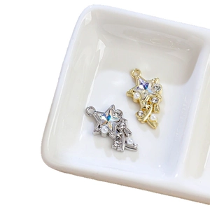 Ciondolo stella DIY con strass colorati e perle bianche per la creazione di gioielli