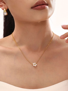 Dettaglio collana a nappe multistrato placcata oro 18K con ciondoli a fiore in perla di conchiglia