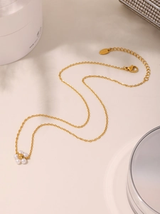 Dettaglio collana a frange multistrato placcata oro 18 carati con pendente in perla