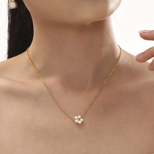 Collana elegante in acciaio inossidabile placcato oro 18K con ciondolo a fiore di perle