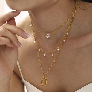 Collana a tre strati placcata oro 18K con fiori di perle e ciondolo geometrico