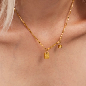 Collana dorata con pendente quadrato Good Luck e catena mista per le donne