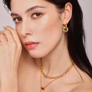 Goldene Ohrringe mit bunten Strasssteinen und mehrlagige Herz-Halskette Set für Damen
