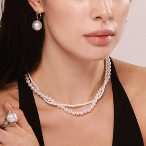 Parure de bijoux avec collier de perles double rangée, boucles d'oreilles et bague