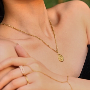 Collar con colgante de girasol bañado en oro de 18 quilates con elegante cadena Figaro