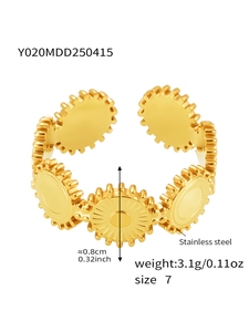 Dettaglio dell'anello in acciaio inossidabile placcato oro 18k, larghezza 0,8 cm e misura 7