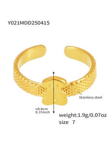 Dettaglio dell'anello a forma di orso in acciaio inossidabile placcato oro 18k