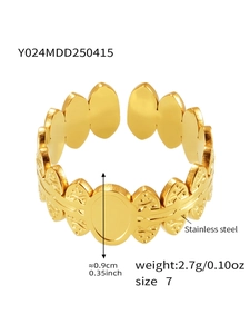 Vista macro dell'anello a foglia placcato oro 18k con placca ovale e misure
