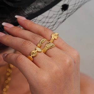 Set di anelli boho in acciaio placcato oro con motivi a sole vintage e fibbia intrecciata