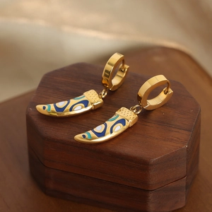 Vintage-Ohrringe in Hornform mit blauem Emaillemuster auf Holzständer