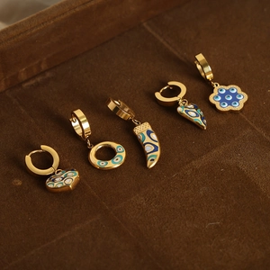 Vergoldete Creolen mit bunten Evil Eye Anhängern in Herz- und Blumenform-Designs