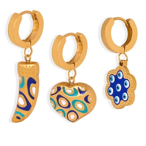 Goldene Titan-Ohrringe Set mit Herz- Blumen- und Stabanängern in blauer Emaille