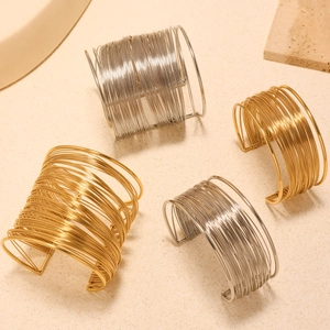 Set di bracciali aperti multistrato in acciaio inossidabile oro e argento su sabbia